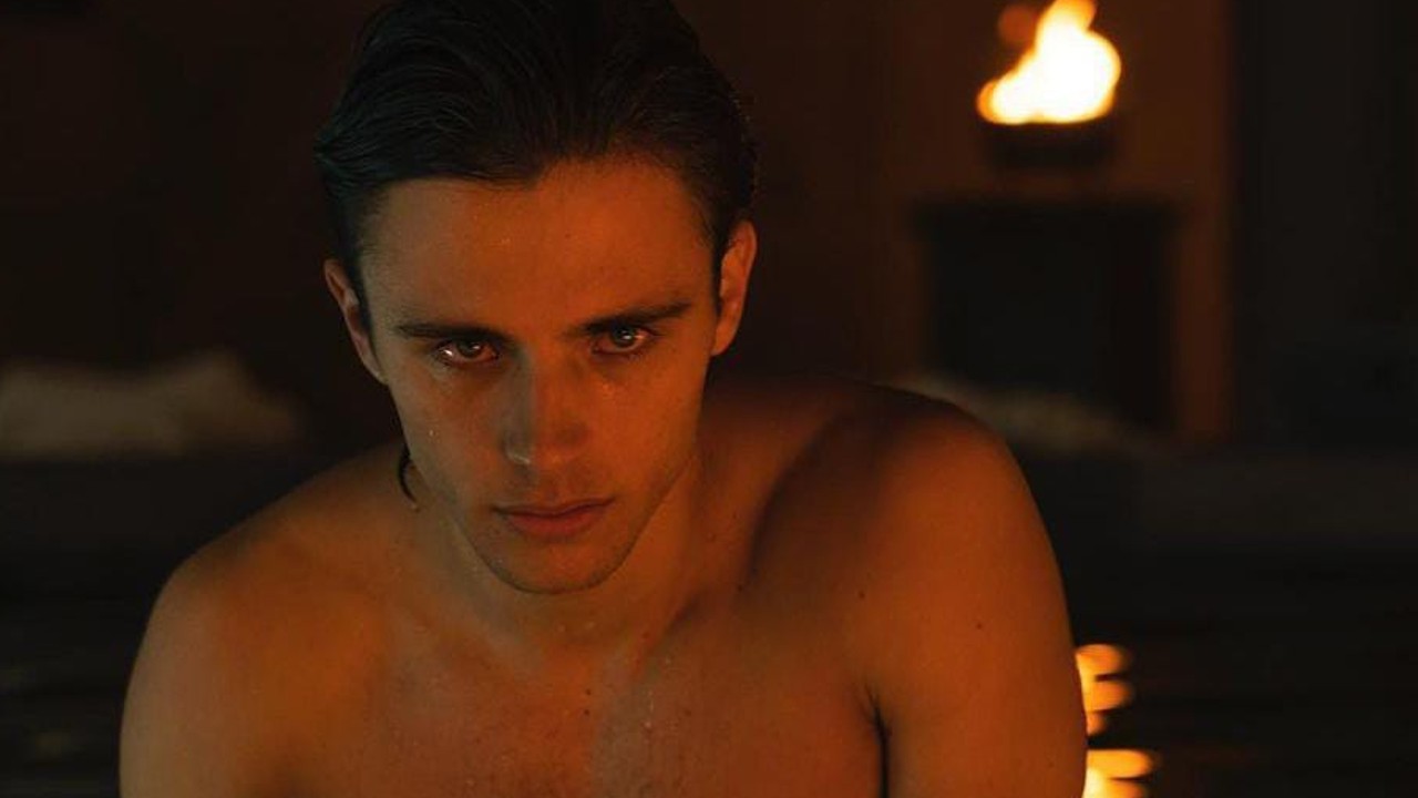 Iván Pellicer tiene el personaje gay de Abel en Sagrada familia, esta es su biografía