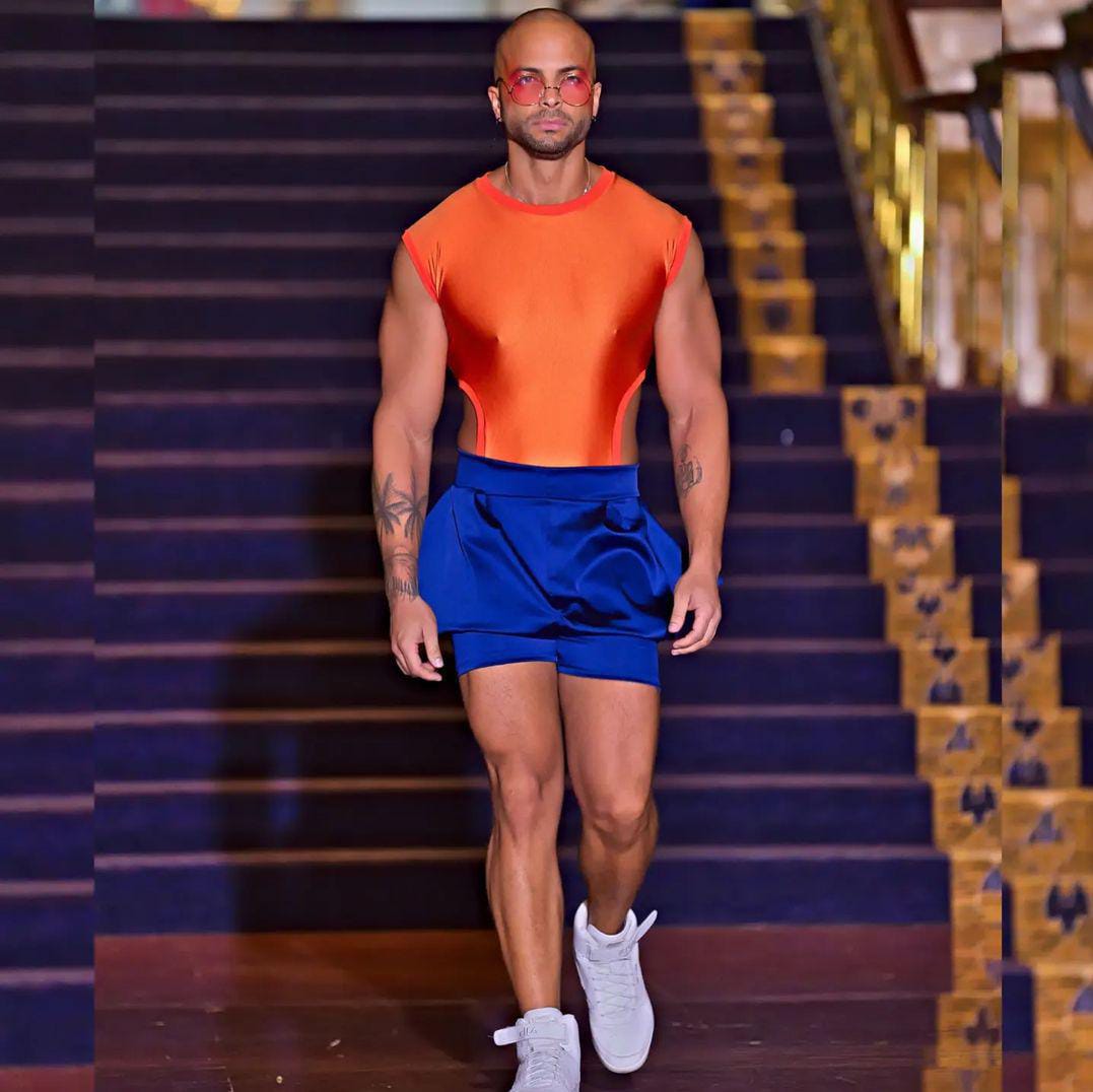 José López modelando en pasarela