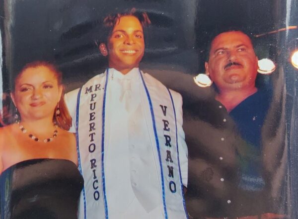 Jose Lopez a lado de sus padres