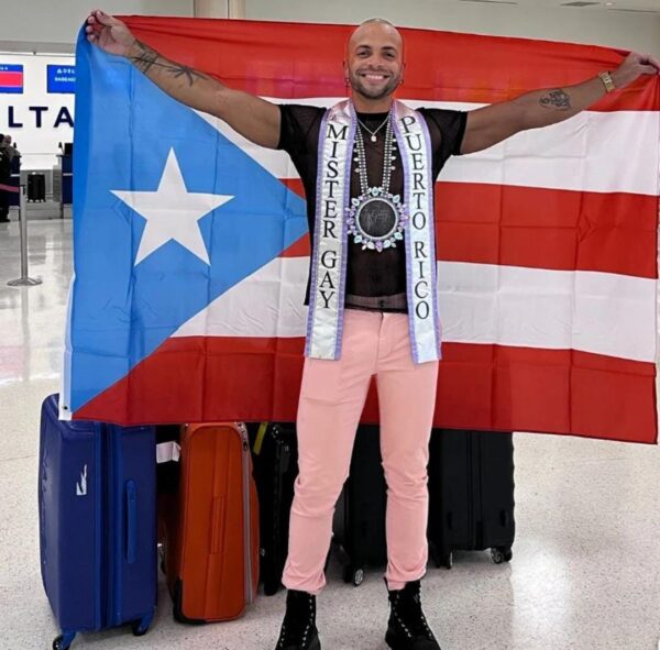 El modelo con la bandera de Puerto Rico.