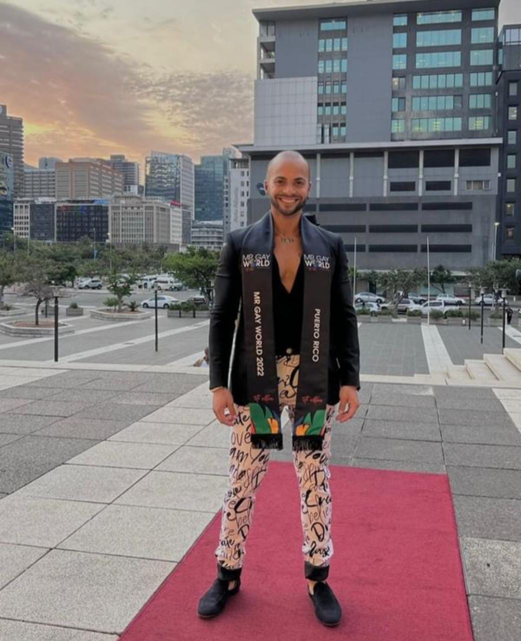 José López vistiendo un traje para el certamen Mr. Gay World 2022. 