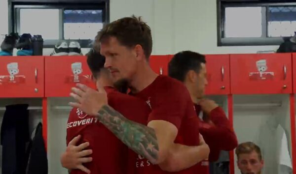 Josh Cavallo futbolista gay abrazo con compañeros de equipo