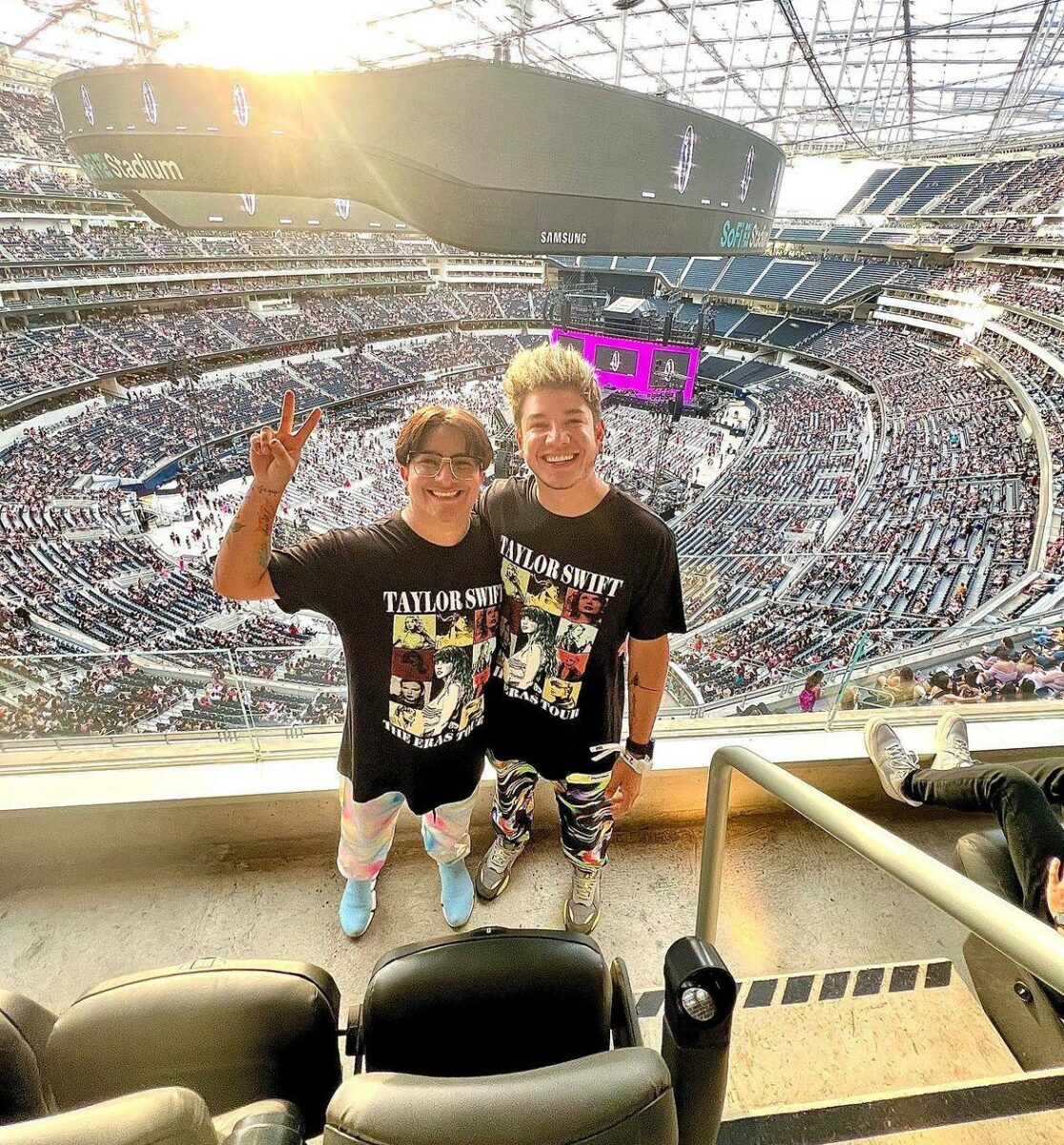 Mario Aguilar y Lalo Zapien en concierto de Taylor Swift