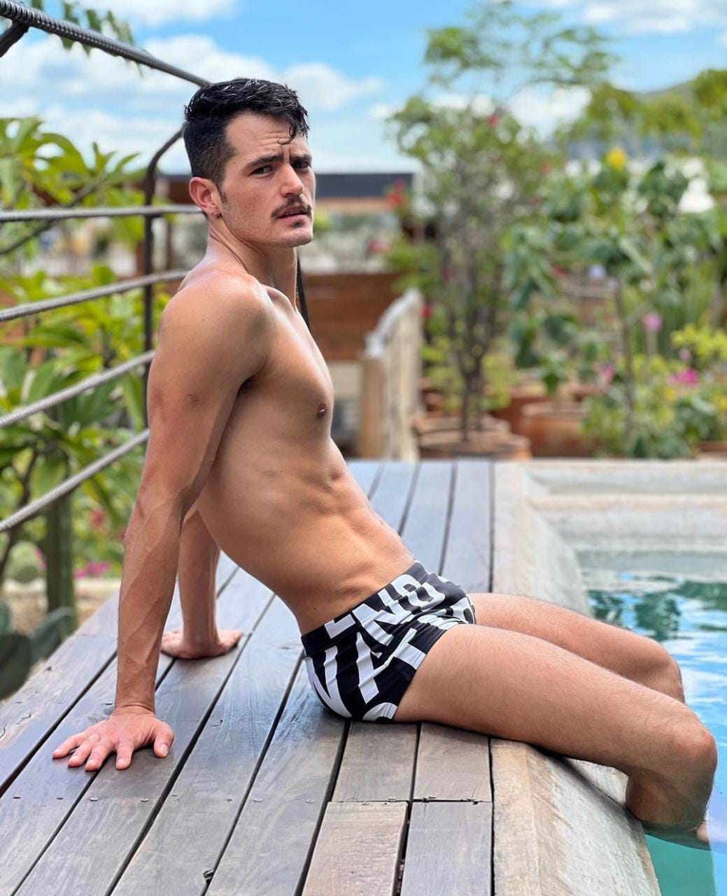 Martín Barba en traje de baño en puerto escondido, oaxaca