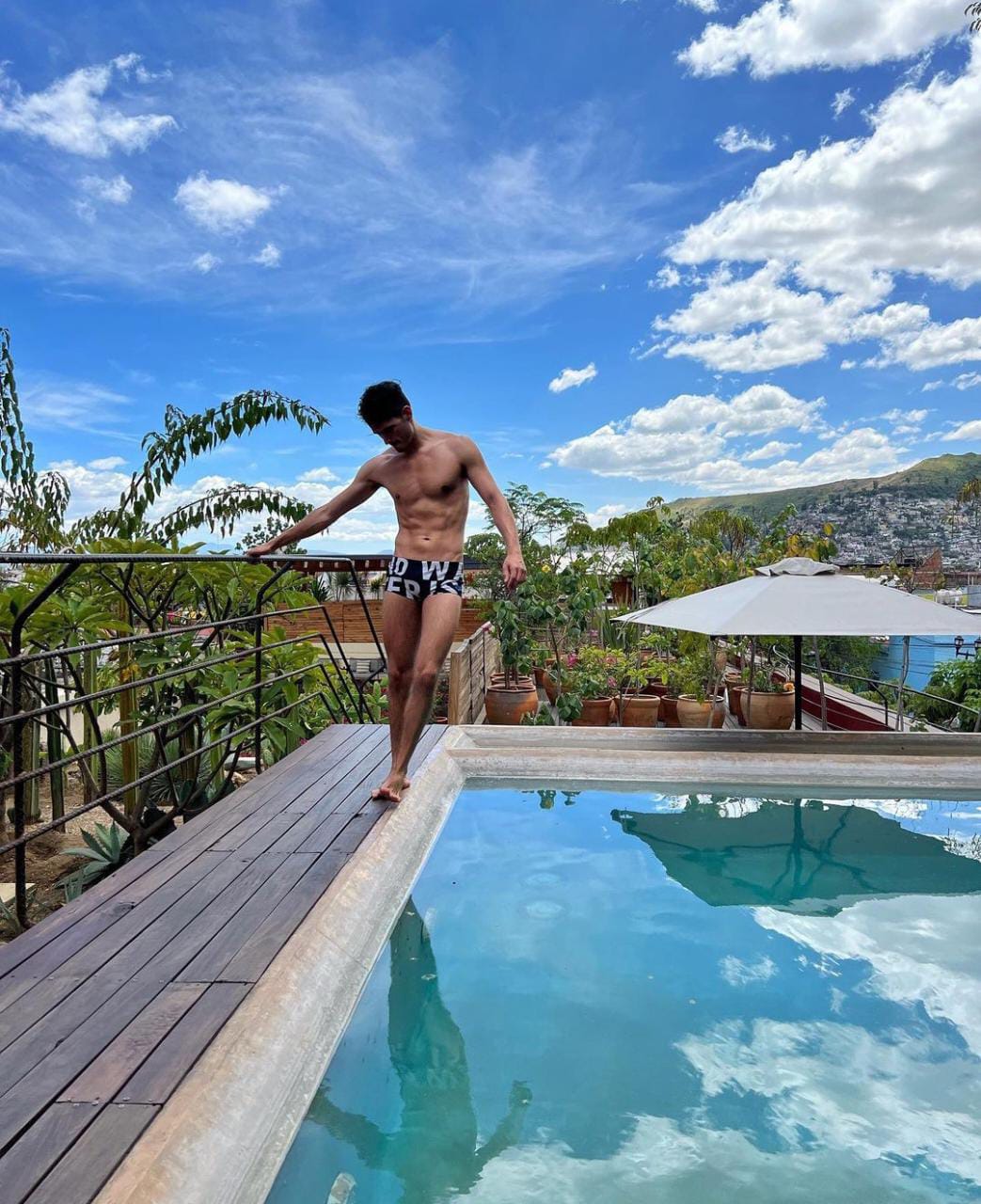 Martín Barba fotos en alberca traje de baño