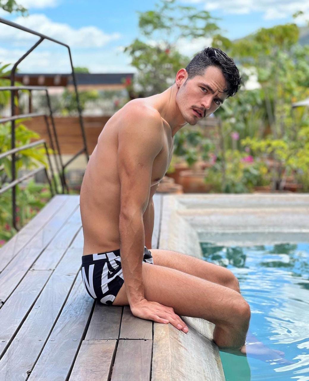 Martín Barba en alberca en traje de baño