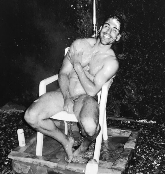 Miguel Silvestre famosos tomar un baño regadera