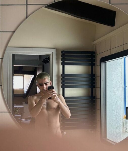 Omar Ayuso trampa de sed sin playera ropa