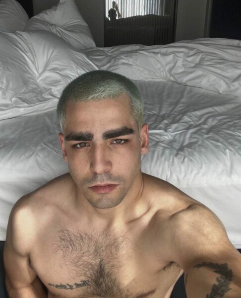 actor de élite en fotos desde su cama