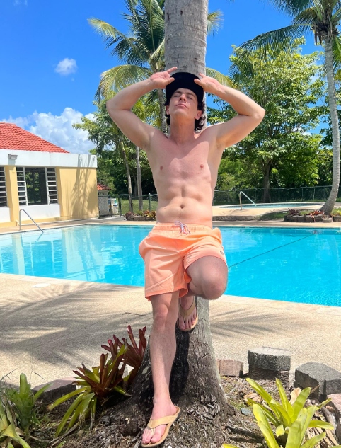 reguetonero guaynaa sin playera traje de baño