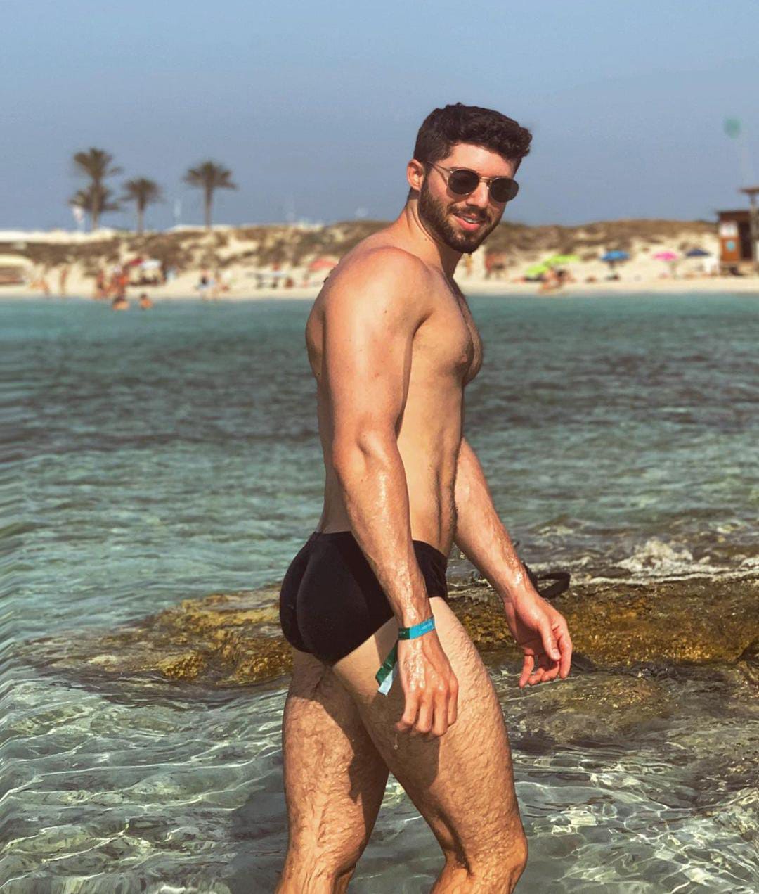 Roberto Carlos Molina en la playa mr gay world 2022