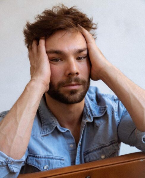 Carlos Cuevas es Alex en esta serie LGBT+ de Netflix.