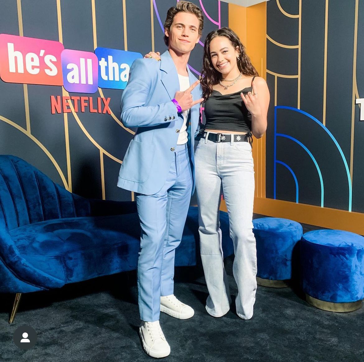 Tanner Buchannan y Mary Mouser amigos