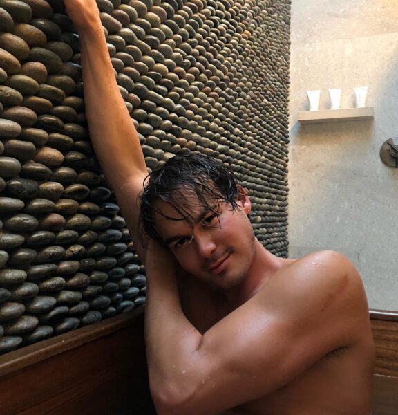 Tyler Blackburn regadera
