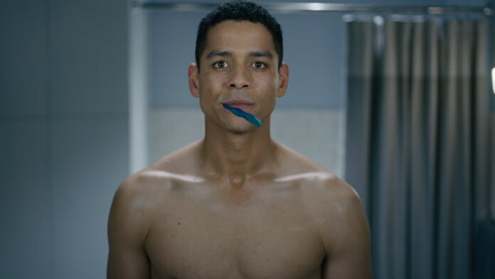 alans-routine-charlie-barnett-series-lgbt-discreta Alan Zaveri Charlie Barnett Russian Doll series LGBT discreta