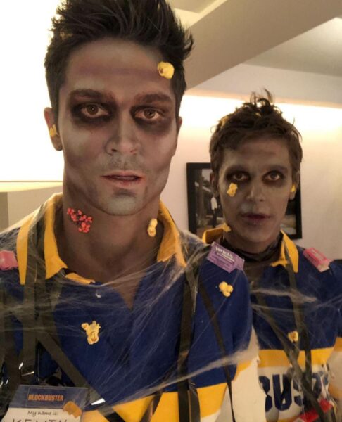 Los novios vestidos de zombies para Halloween