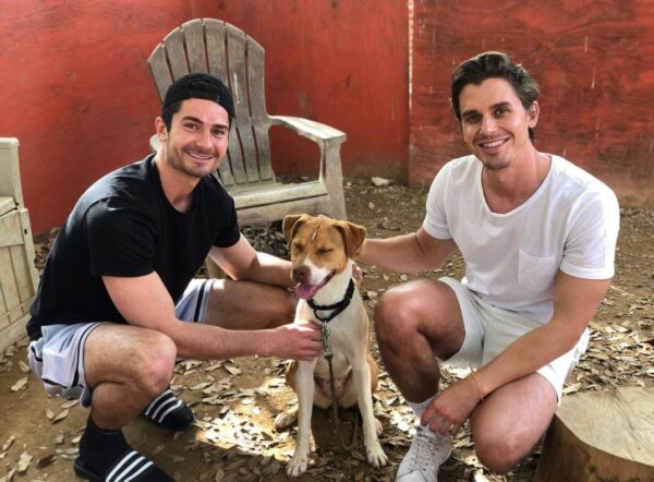 Antoni Porowski y Kevin con su perro Neon