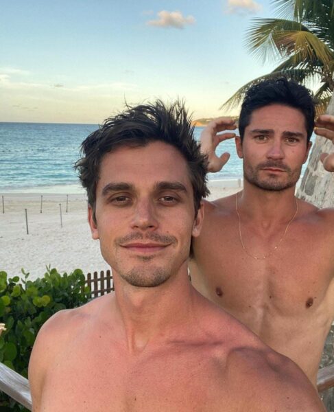 La pareja en la playa en su primera foto juntos.