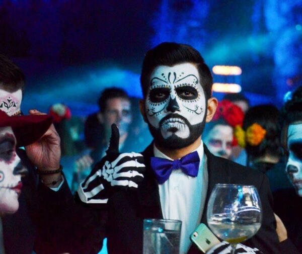 Hombre maquillado de catrín disfraz