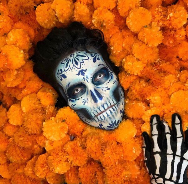 Catrines maquillaje con flor de cempasúchil