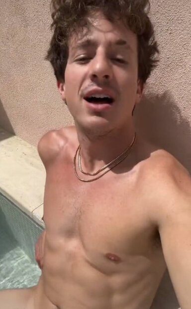 Charlie Puth momento en alberca