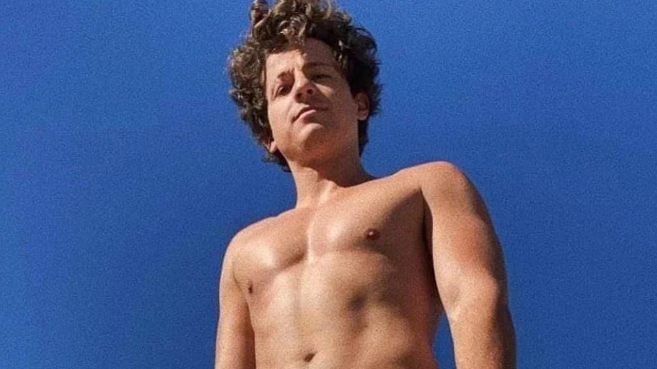 charlie-puth-alberca-sin-ropa-interior-video-tik-tok Charlie Puth subió un atrevido video a TikTok donde se percibe que tiene poca ropa en una alberca.