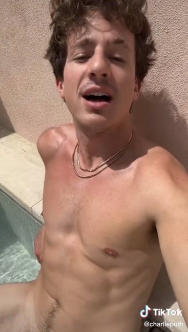 Esta es una captura de pantalla del video que Charlie Puth compartió desde una alberca.