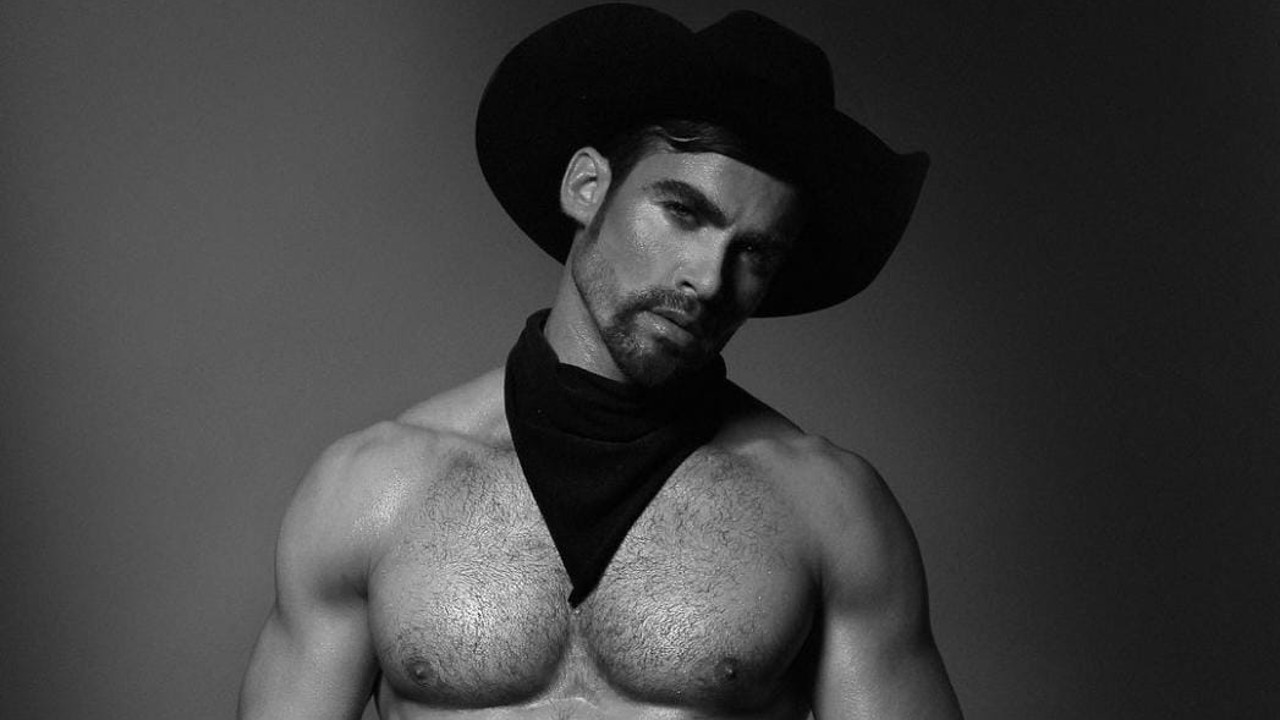 david-ortega-actor-fotos-letal-vaquero-blanco-negro-sin-playera David Ortega vestido de vaquero transformado por la drag Letal