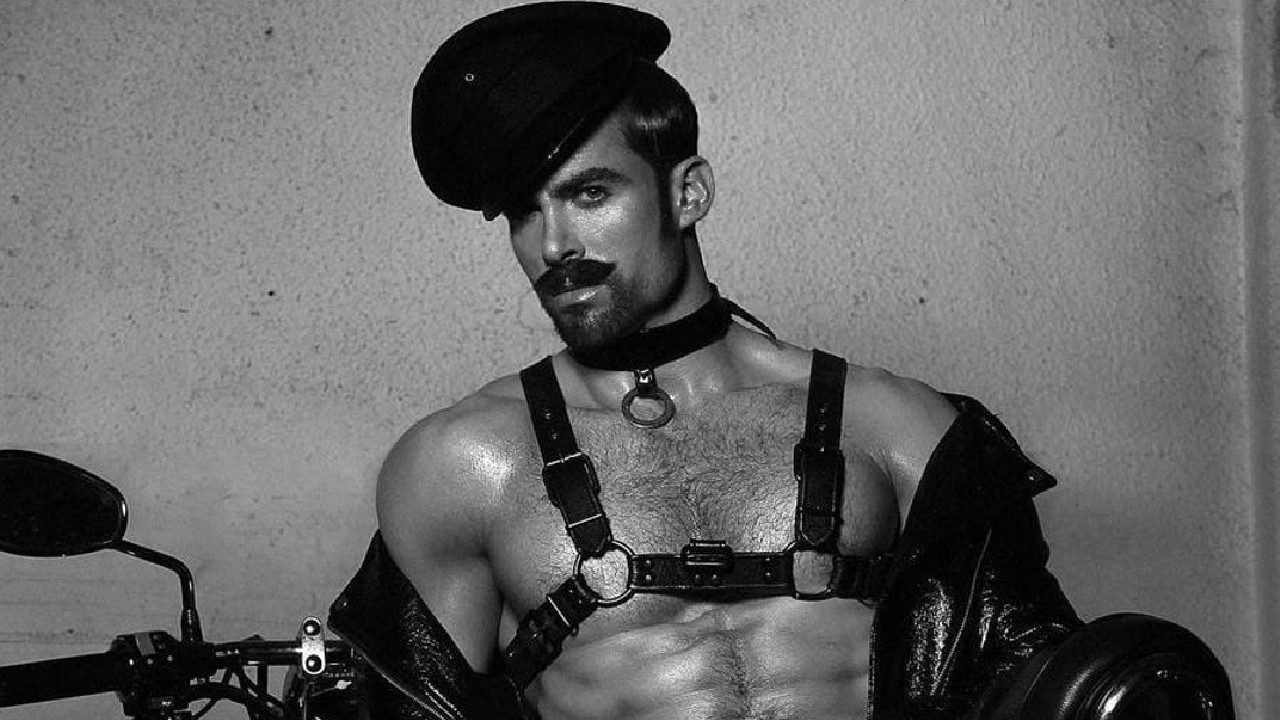 david-ortega-foto-actor-leather-daddy-motocicleta-acercamiento David Ortega como leather daddy actor