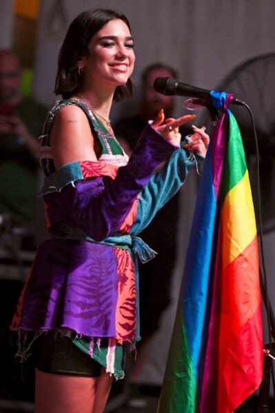 dua lipa bisexual sexualidad orientación sexual lgbt bandera