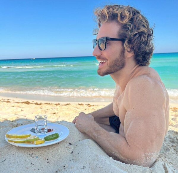 Eugenio Siller playa mezcal