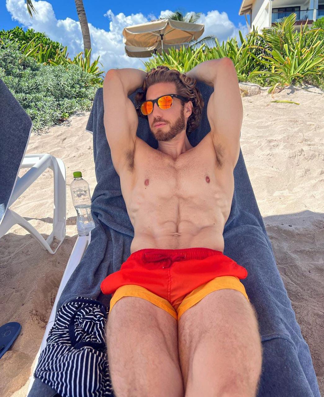 Actor recostado en camastro