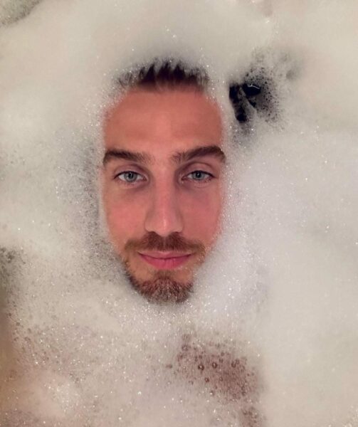 Actor tomando un baño de burbujas.