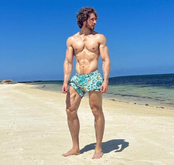 Eugenio Siller en la playa modelando traje de baño