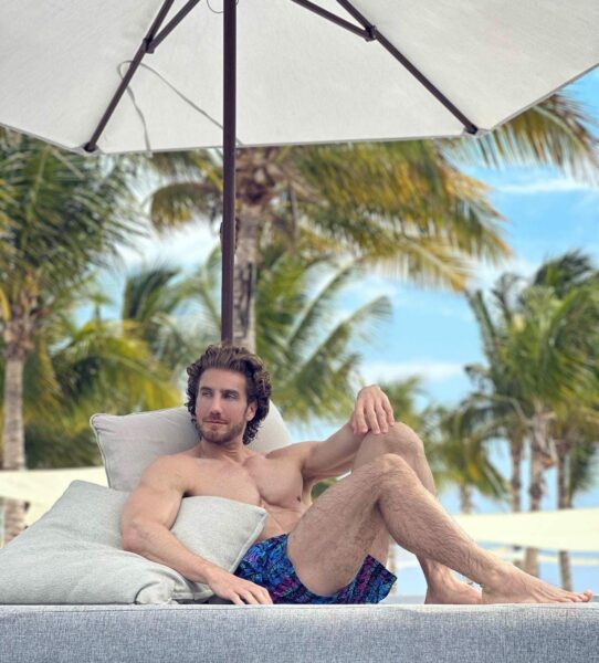 Eugenio Siller en la playa