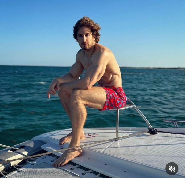 Eugenio Siller en yate