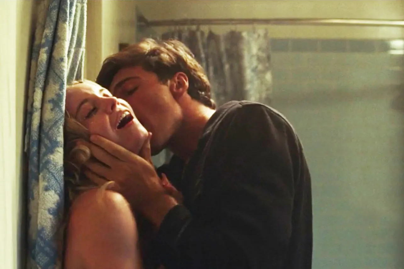 Euphoria escenas sexuales series baño cassie nate