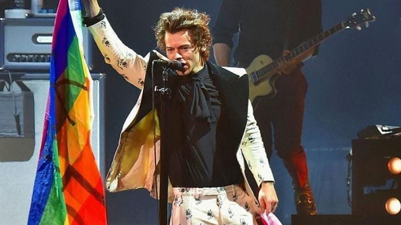 harry-styles-bandera-lgbt-concierto Harry Styles con bandera LGBT+ en uno de sus conciertos