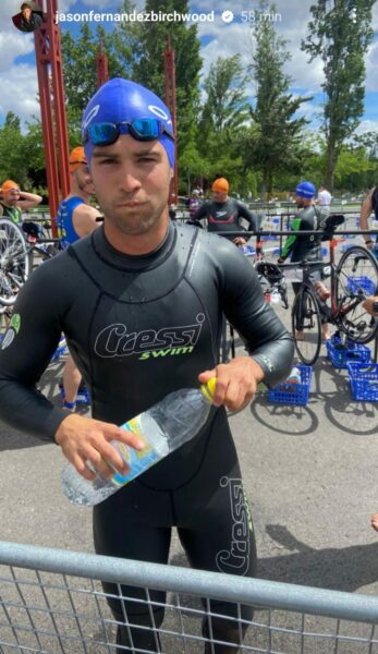 intérprete de Extraña forma de vida en traje de natación.