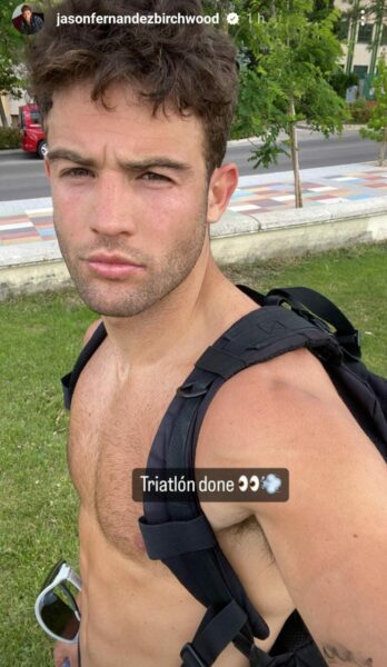 Jason Fernández actor fotos en triatlón sin playera.