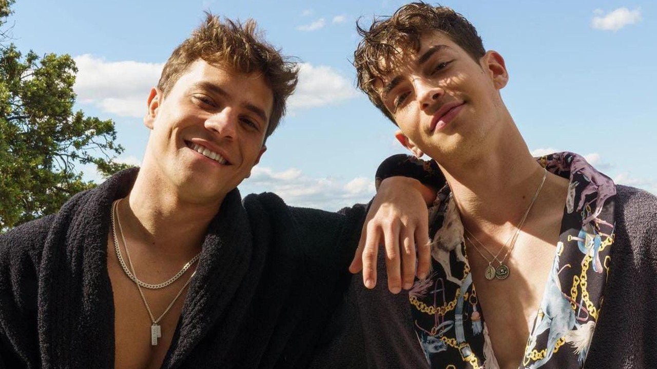 Manu Ríos y André Lamoglia escenas de ducha en Élite 6 en tanga