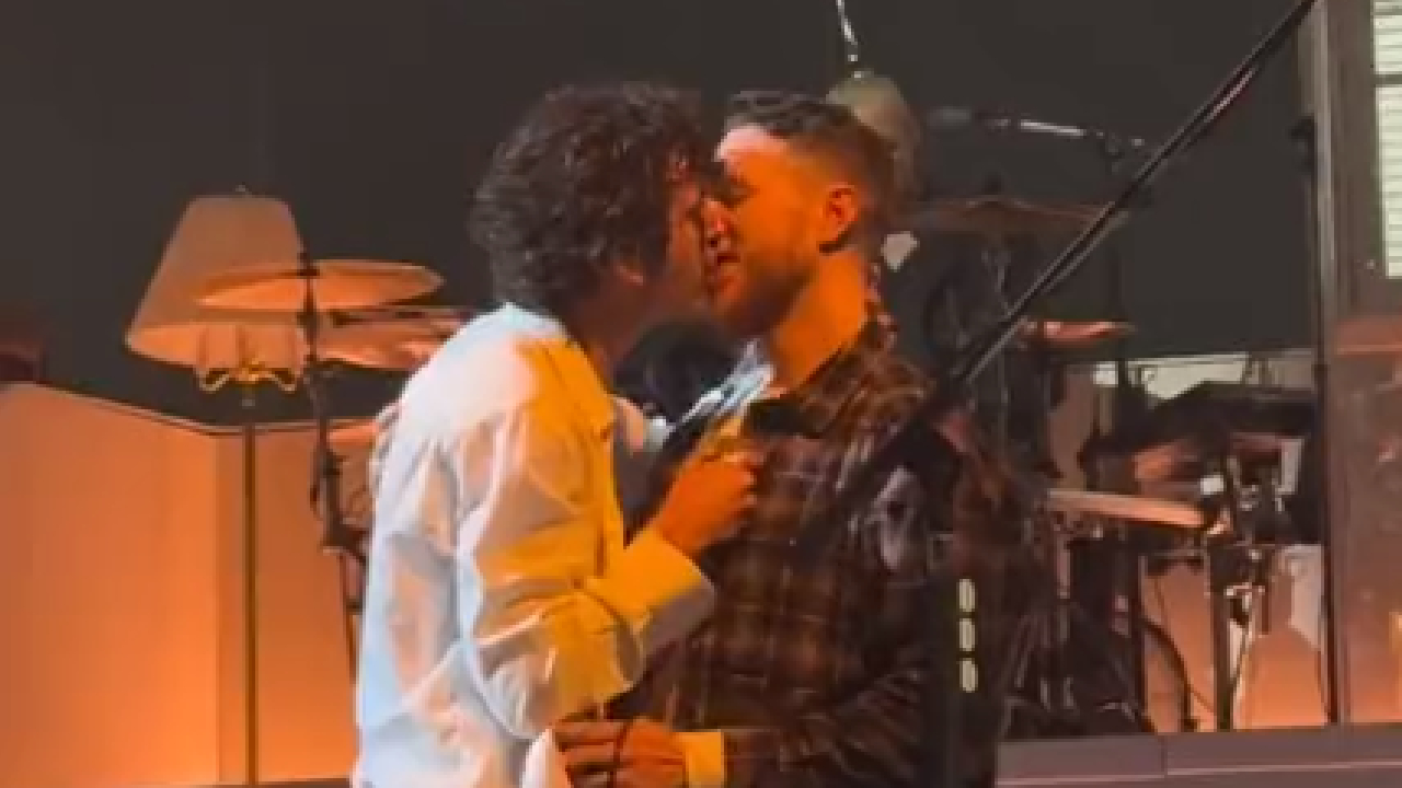 matty-healy-beso-fan-the-1975 Matty Healy beso a fan en concierto de The 1975.