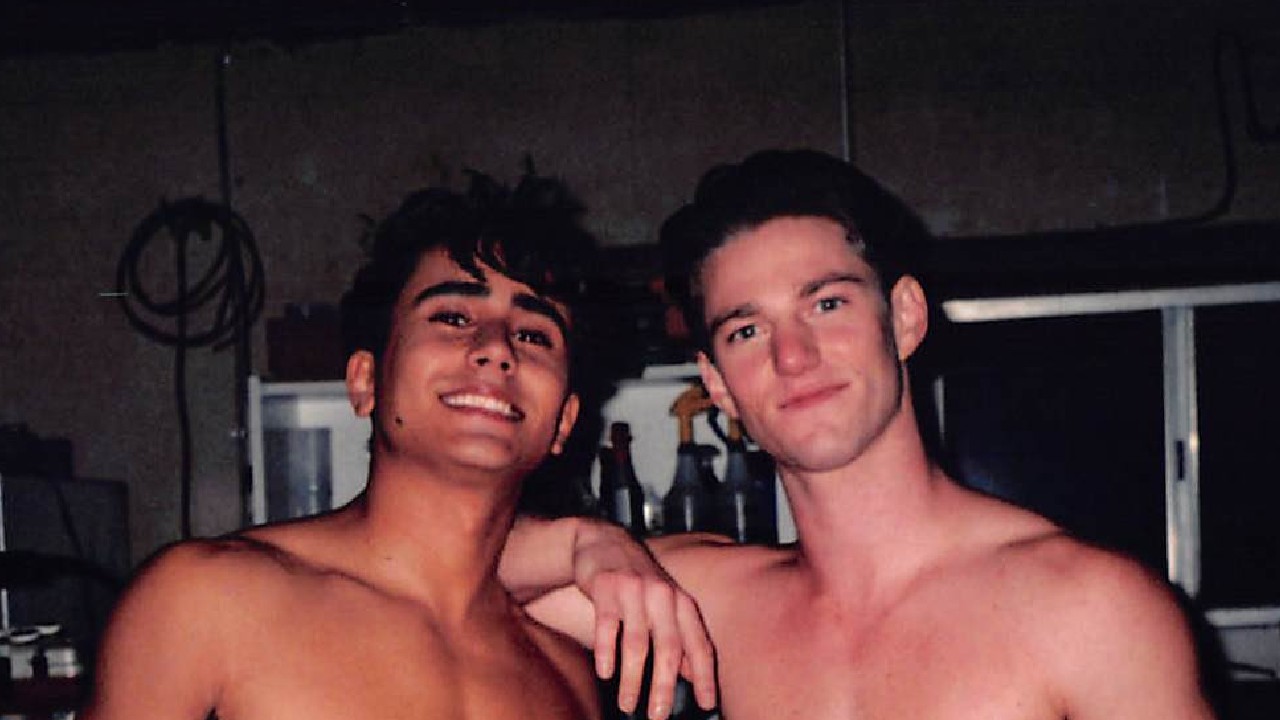 michael-cimino-nico-greetham-foto-sin-playera-juntos-abrazados Michael Cimino Nico Greetham foto sin playera juntos abrazados