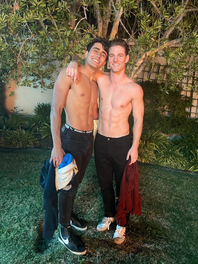 Michael Cimino y Nico Greetham juntos sin playera