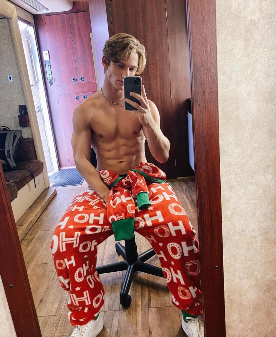 Nico Greetham actor detrás de escenas de American Horror Stories