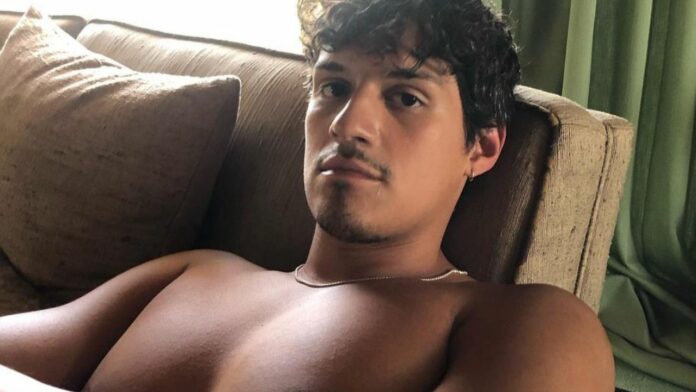 Omar Apollo cantante sexualidad orientación sexual fotos biografía