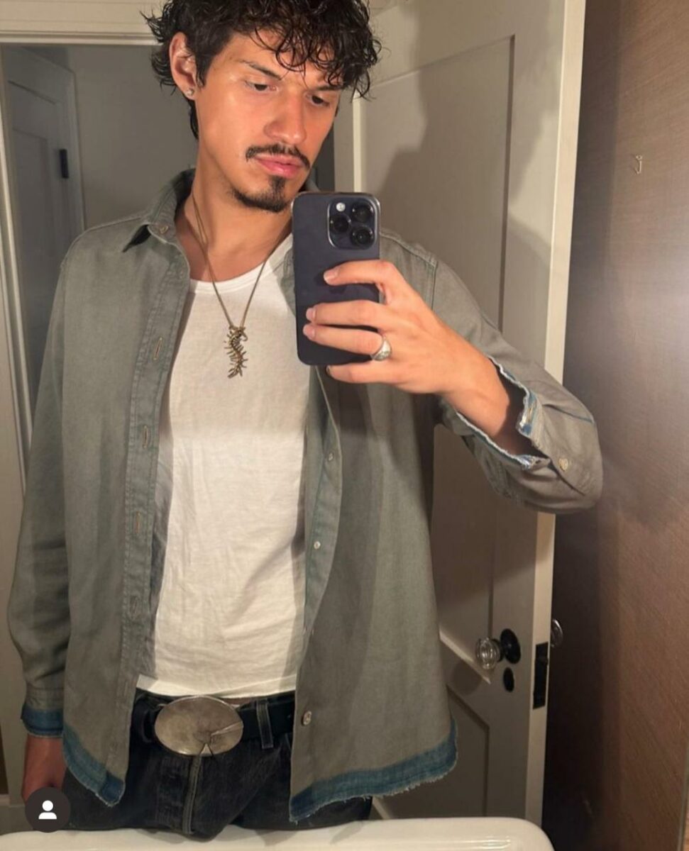 Omar Apollo pantalones bulto foto