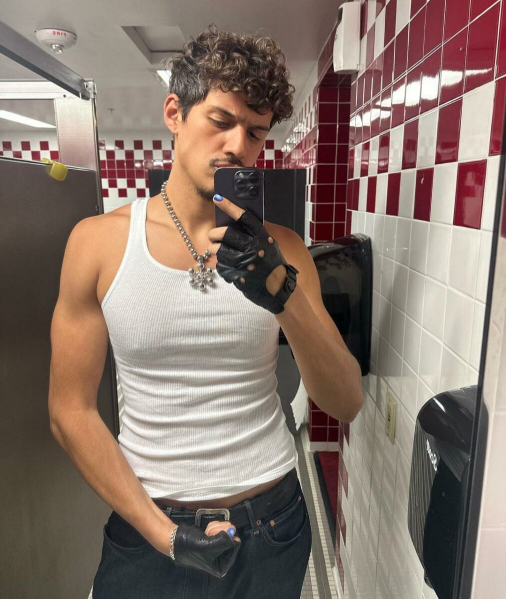 cantante selfie en espejo