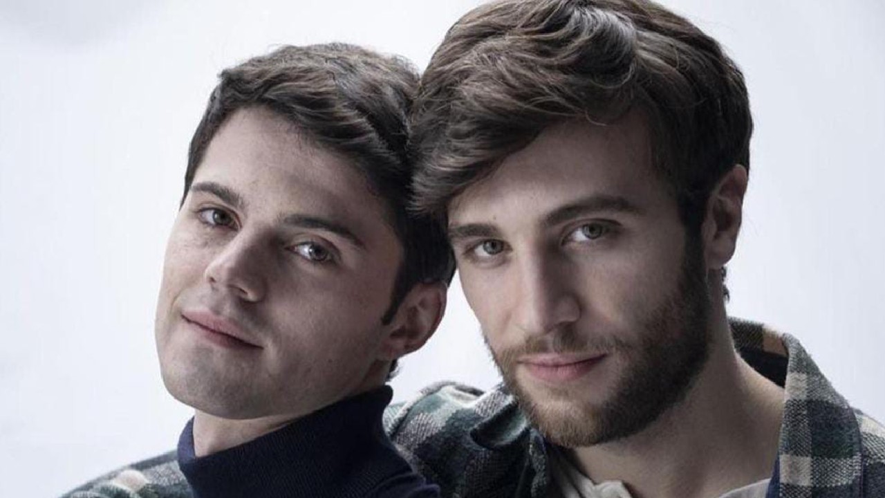 Pol Monen y Javier Morgade son la pareja gay que podemos ver en la serie Alma / Girl in the mirror de Netflix.