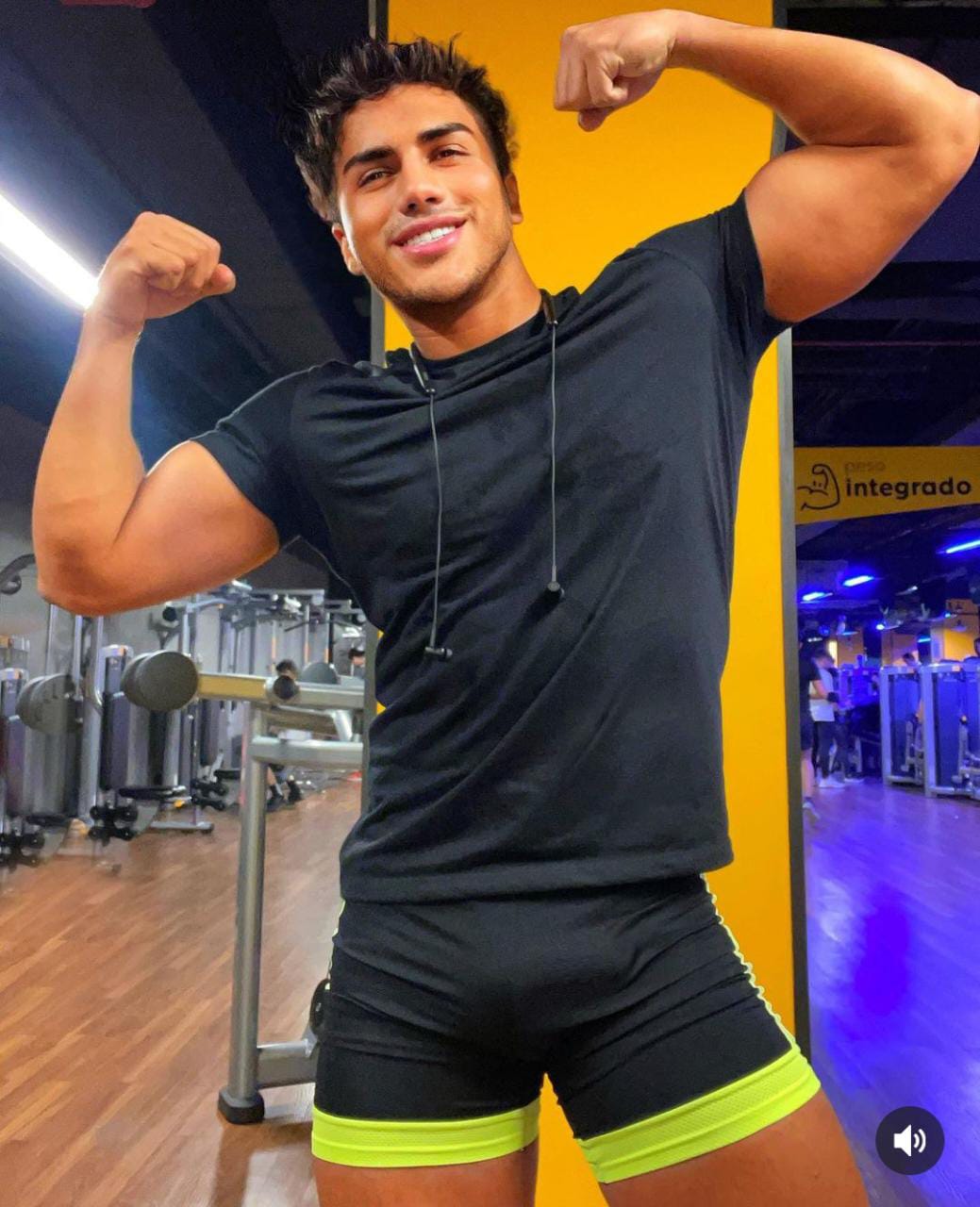 Rudy Reyes foto desde el gimnasio con short drag fuera de drag